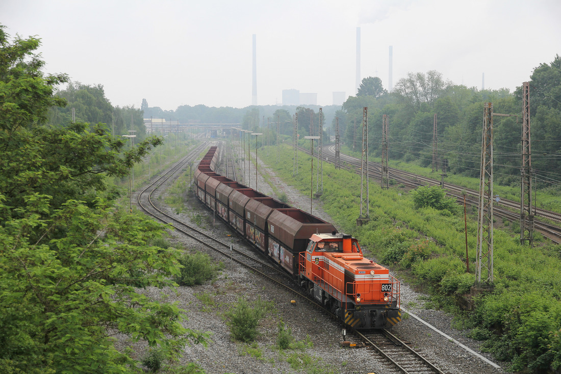 RBH 802 durchfährt mit einem Leerzug vom Kraftwerk Scholven kommend die Überreste des damaligen RAG-Güterbahnhofs,
der an den Bahnhof Gladbeck West anschließt.
Aufnahmedatum: 1. Juni 2018