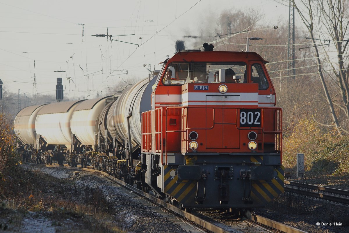RBH 802  Ruhrpott Sprinter  mit einem Kesselzug in Gelsenkirchen Buer Nord, am 03.12.2016.