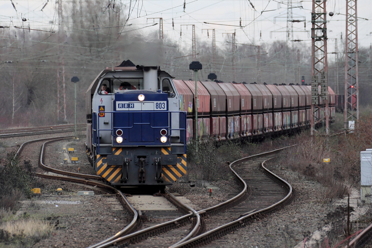 RBH 803 (275 803-1) verlässt nach dem Kopf machen den Rangierbereich von Recklinghausen-Ost 2.3.2016