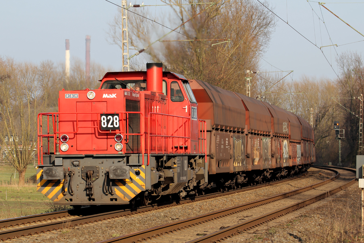 RBH 828 (275 815-9) auf der Hamm-Osterfelder Strecke am BÜ 37,285 KM 19.2.2015
