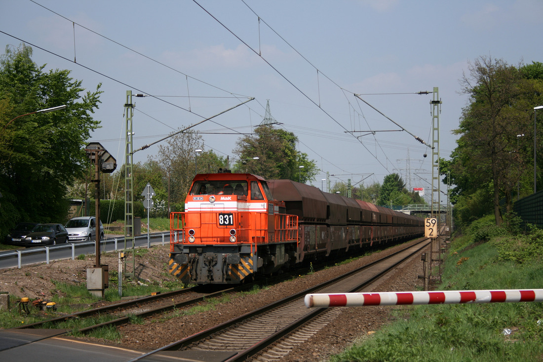 RBH 831 // Köln; Bahnübergang Mülheimer Ring // 20. April 2009