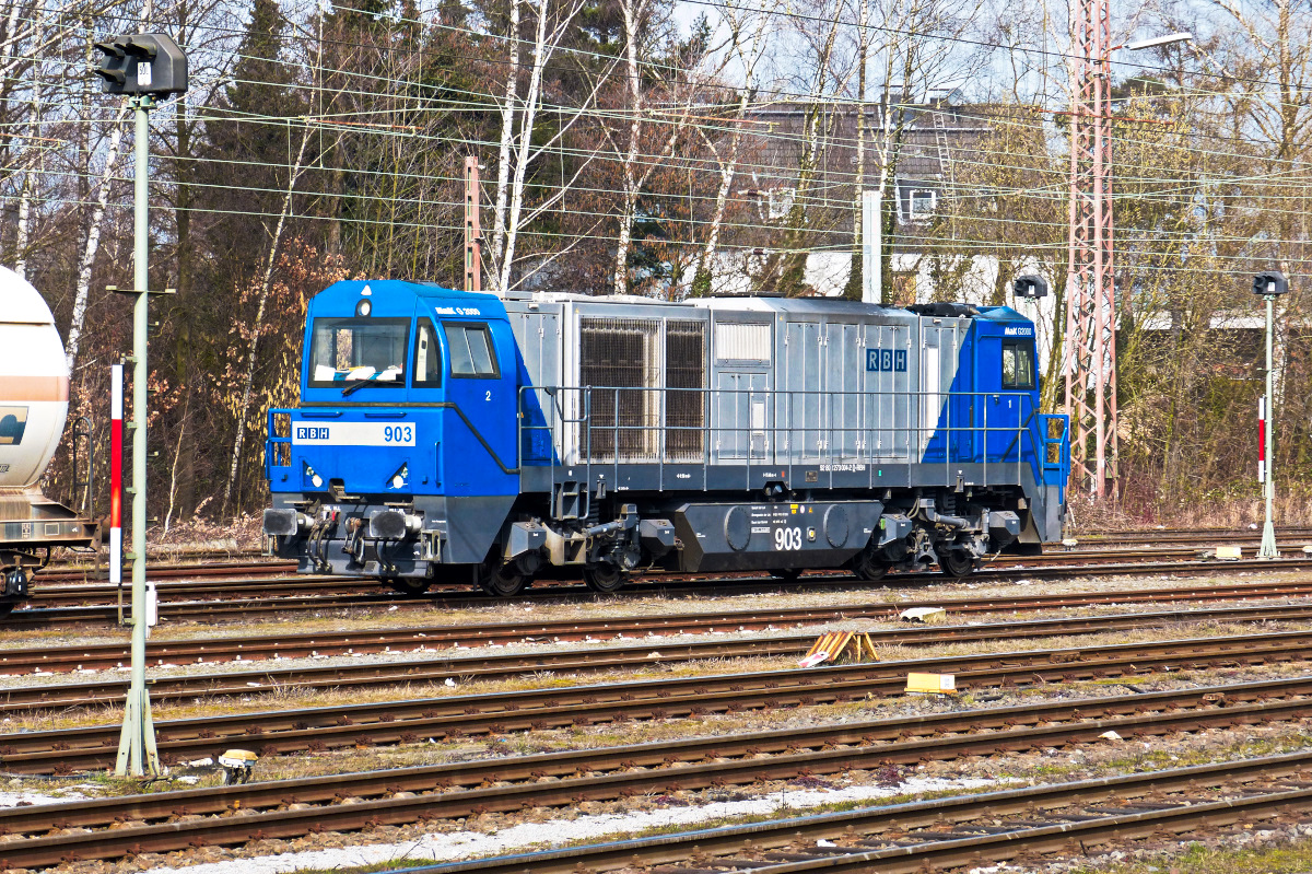 RBH 903 schleicht sich an zum Ankuppeln an die Kesselwagen. Gladbeck-West 13.03.2015