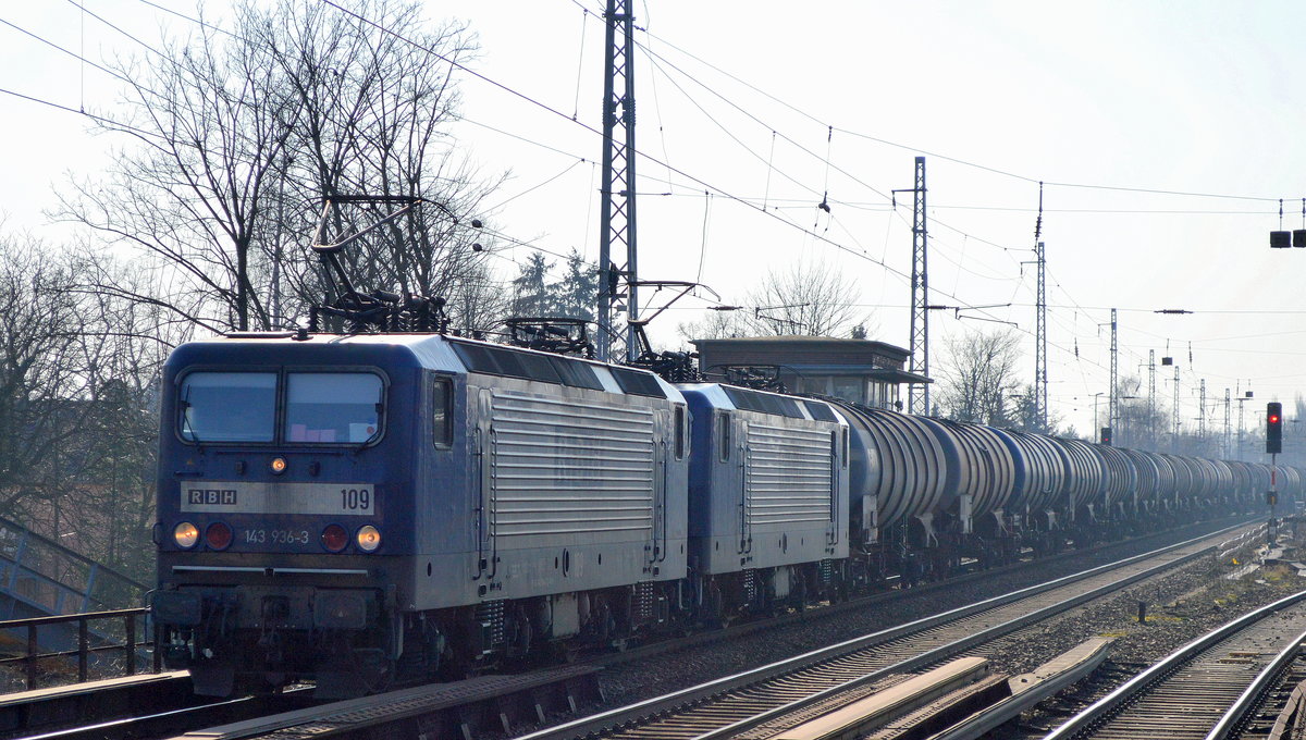 RBH Doppeltraktion 109/143 936-3 + 137/143 812-6 mit Kesselwagenzug (leer) Richtung Stendell am 20.02.18 Berlin-Karow.