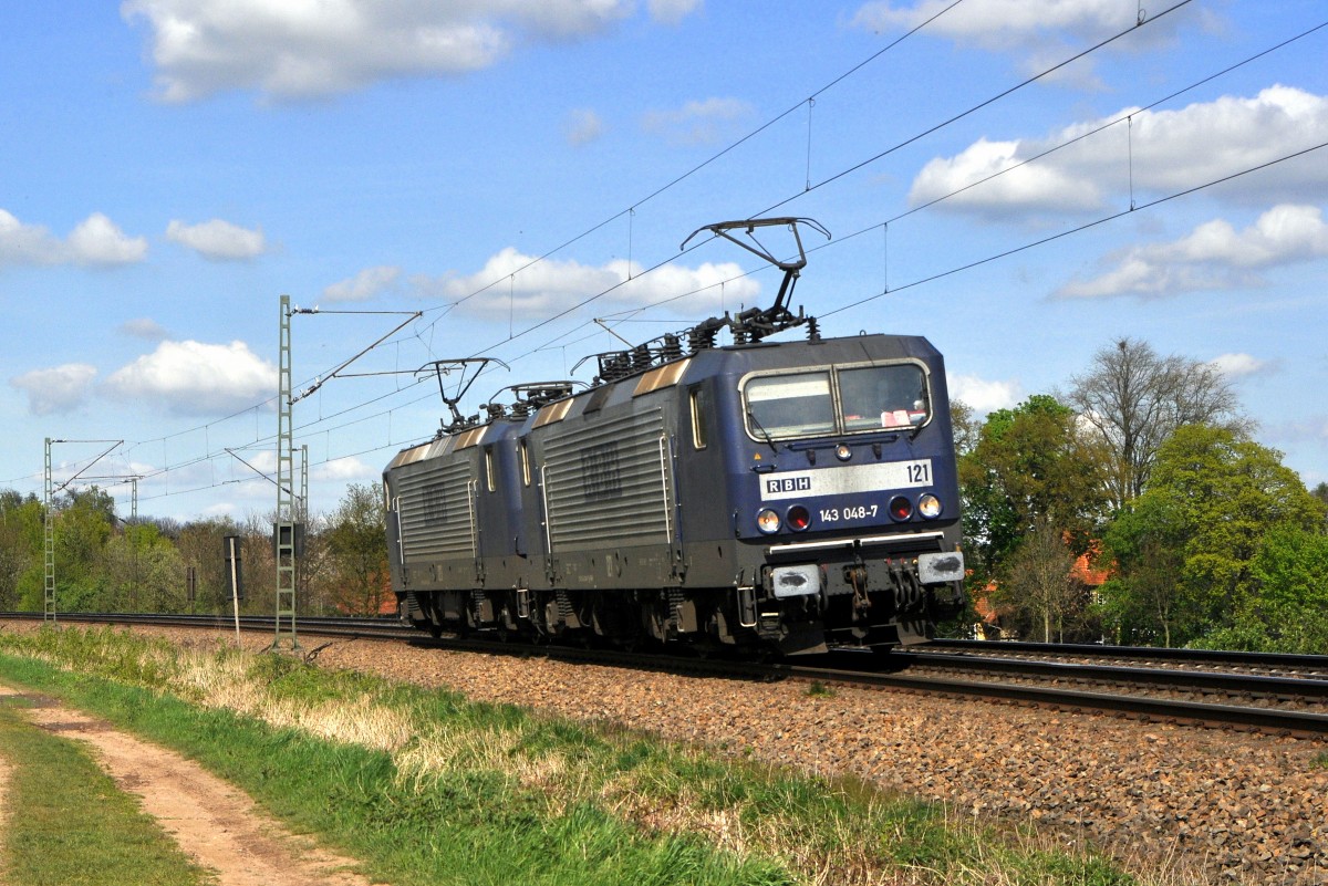 RBH Logistics 121 und 123 (ex DB 143 048 +143 941) auf Leerfahrt Richtung Osnabrück bei Vehrte am 16.04.14.