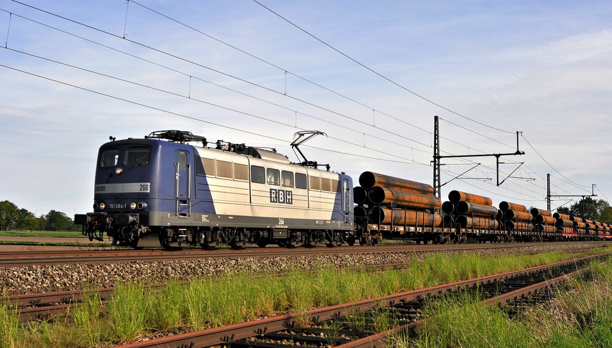 RBH Logistics 266 (151 084) ist mit einem Rhrenzug am 11.05.15 in Diepholz (Abzweig Fliegerhorst) auf dem Weg in Richtung Bremen.