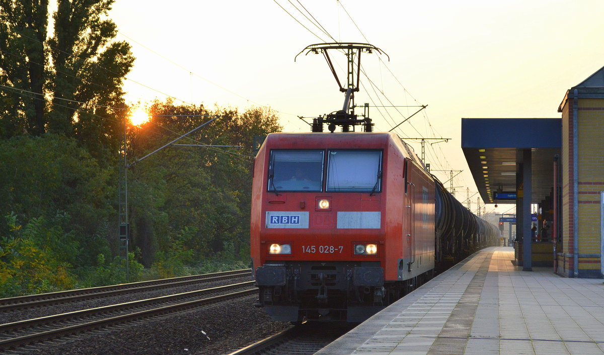 RBH Logistics GmbH, Gladbeck [D] mit  145 028-7  [NVR-Nummer: 91 80 6145 028-7 D-DB] und Kesselwagenzug (leer) Richtung Gbf. Stendell am 23.10.19 Durchfahrt Bf. Berlin Jungfernheide.