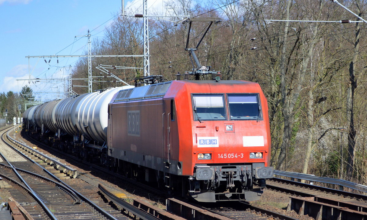 RBH Logistics GmbH, Gladbeck [D] mit   145 054-3  [NVR-Nummer: 91 80 6145 054-3 D-DB] und Kesselwagenzug am 12.03.20 Berlin Buch.