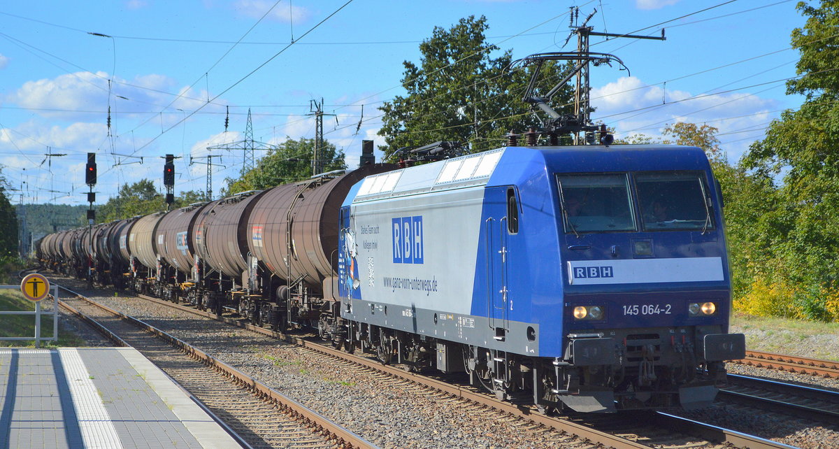 RBH Logistics GmbH, Gladbeck [D] mit  145 064-2  [NVR-Nummer: 91 80 6145 064-2 D-DB] und Kesselwagenzug am 28.09.20 Durchfahrt Bf. Saarmund.