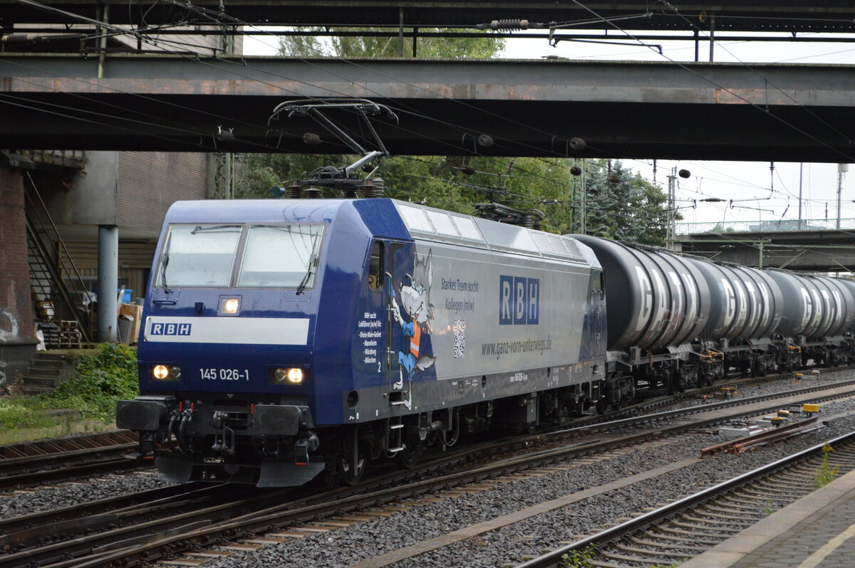 RBH Logistics GmbH, Gladbeck [D] mit  145 026-1  [NVR-Nummer: 91 80 6145 026-1 D-DB] und Kesselwagenzug am 25.08.21 Durchfahrt Bf. Hamburg-Harburg.