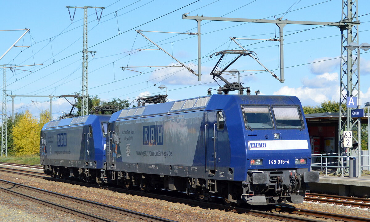 RBH Logistics GmbH, Gladbeck [D] mit der Doppeltraktion  145 055-0   [NVR-Nummer: 91 80 6145 055-0 D-DB] +  145 015-4  [NVR-Nummer: 91 80 6145 015-4 D-DB] am 13.10.21 Durchfahrt Bf. Golm (Potsdam).