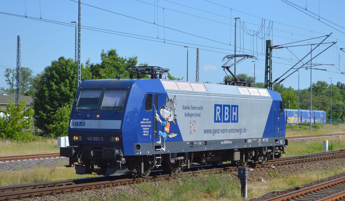 RBH Logistics GmbH, Gladbeck [D] mit  145 030-3  [NVR-Nummer: 91 80 6145 030-3 D-DB] auf dem Weg einen bereitgestellten Kesselwagenzug neben dem DB Betriebswerk Wittenberge abzuholen, 15.06.22 