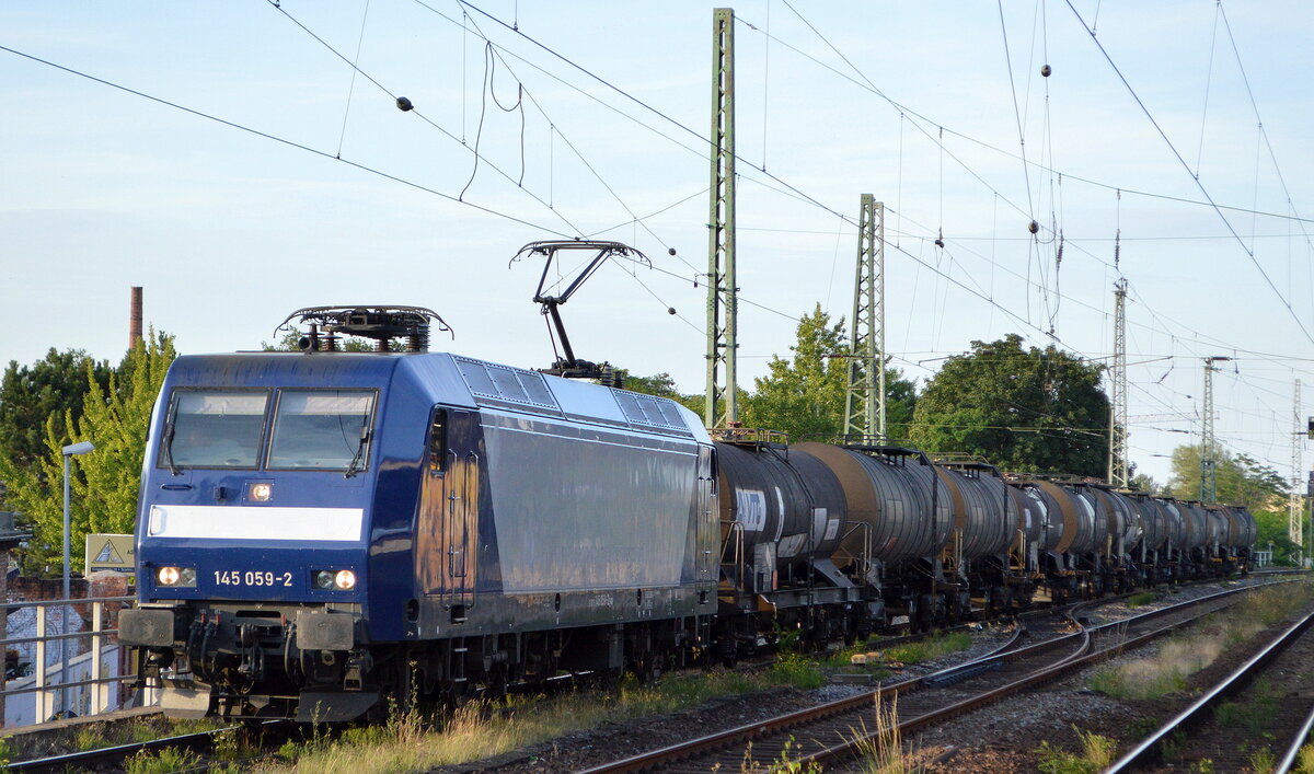 RBH Logistics GmbH, Gladbeck [D] mit  145 059-2  [NVR-Nummer: 91 80 6145 059-2 D-DB] und Kesselwagenzug am 18.07.22 Vorbeifahrt Bahnhof Magdeburg-Neustadt.