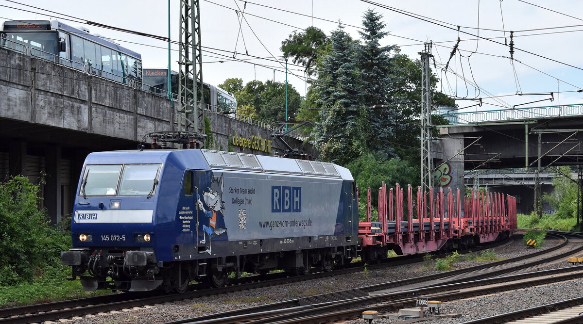 RBH Logistics GmbH, Gladbeck [D] mit der  145 072-5  (NVR-Nummer: 91 80 6145 072-5 D-DB] und einem Ganzzug Drehgestell-Flachwagen mit Stahlbalken beladen am 11.07.23 Höhe Bahnhof Hamburg-Harburg.