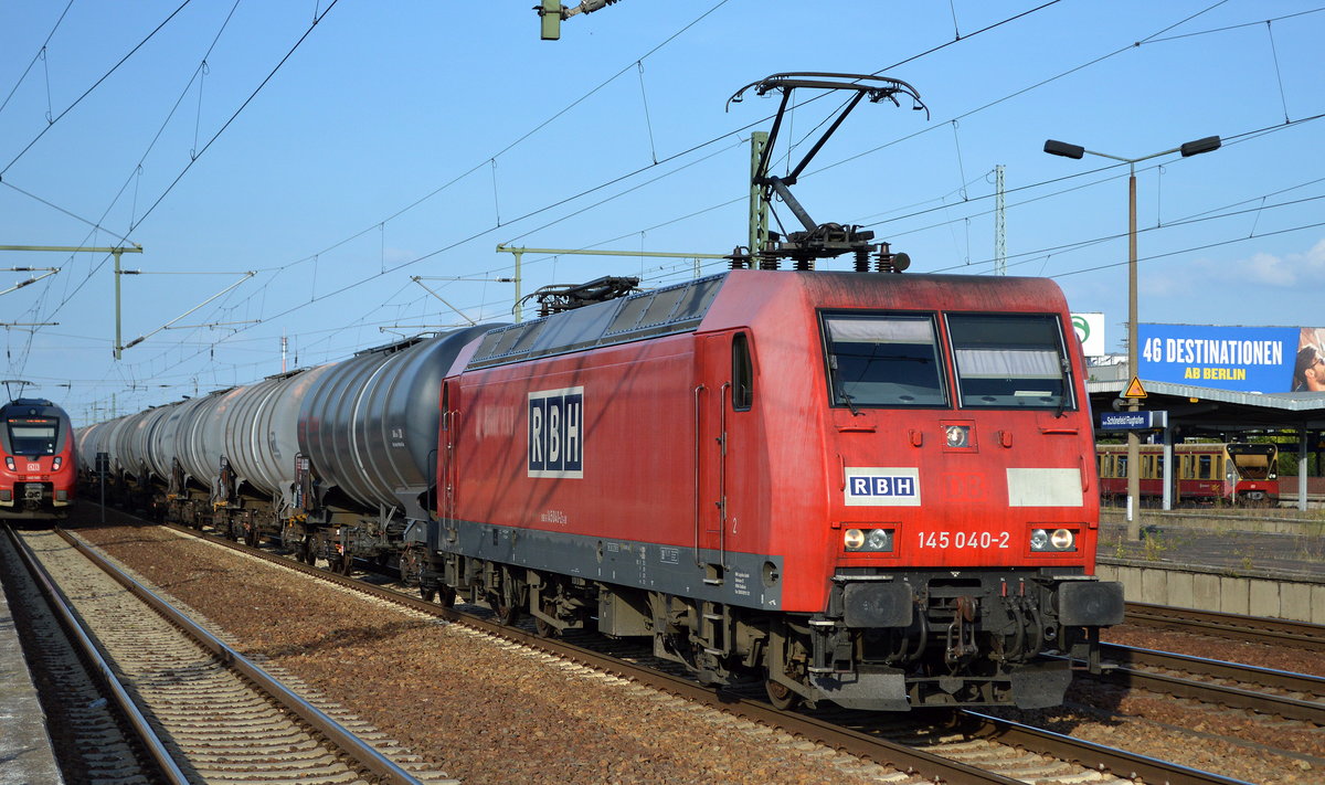 RBH Logistics GmbH mit  145 040-2  [NVR-Number: 91 80 6145 040-2 D-DB] und Kesselwagenzug am 04.09.18 Bf. Flughafen Berlin-Schönefeld.