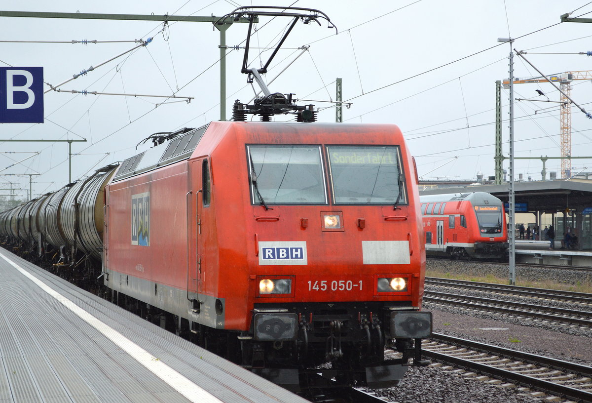 RBH Logistics GmbH mit  145 050-1 [NVR-Nummer: 91 80 6145 050-1 D-DB] und Kesselwagenzug Durchfahrt Magdeburg Hbf. (Bahnsteig 13) am 29.04.19 
