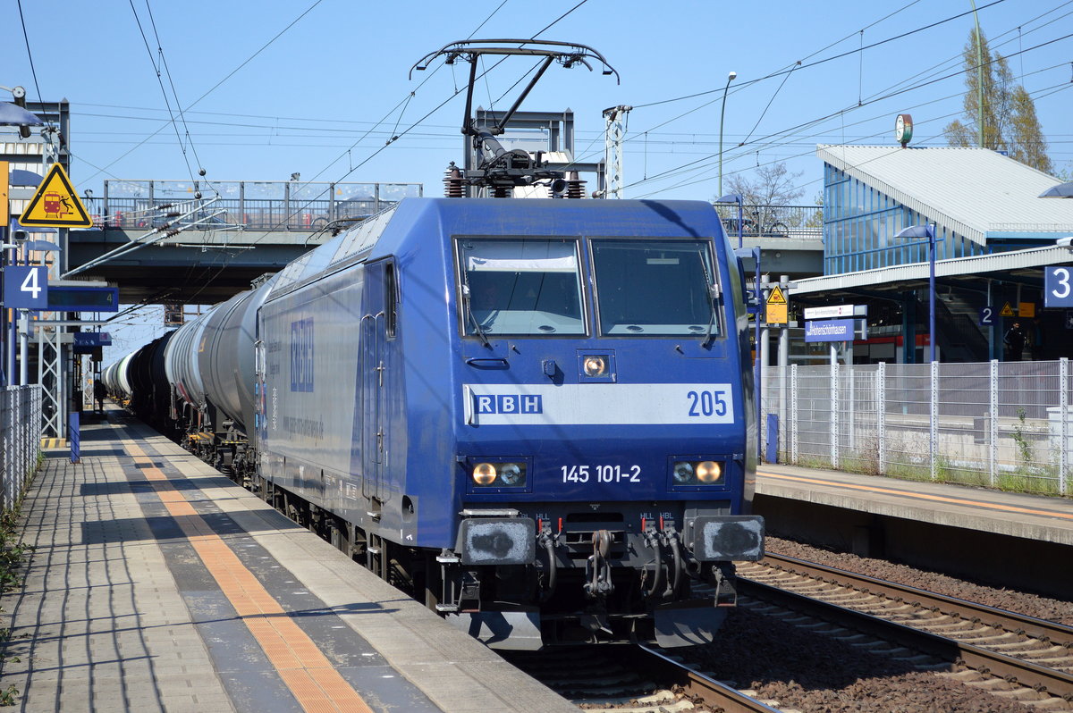 RBH Logistics GmbH mit 205/ 145 101-2   [NVR-Nummer: 91 80 6145 101-2 D-RBH] und Kesselwagenzug (Benzin) am 15.04.19 Durchfahrt Bf. Berlin-Hohenschönhausen.