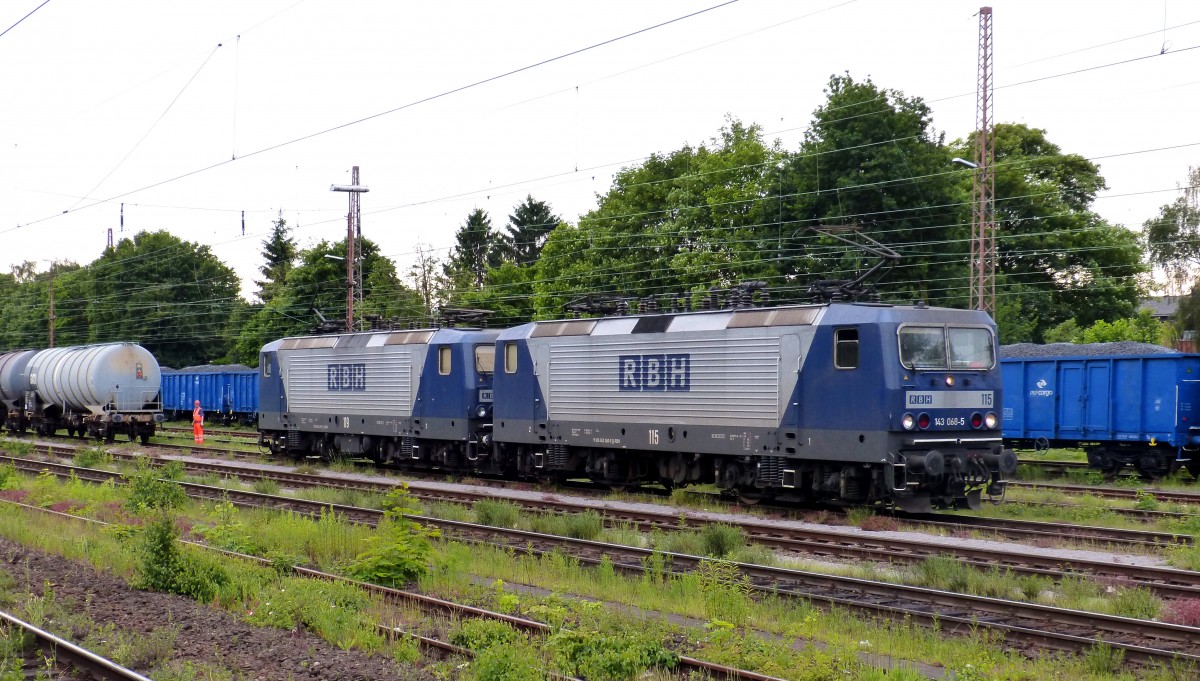 RBH119 (143 571-8) und RBH115 (143 068-5) kurz vor dem Ankuppeln den Kesselwagenzug. Gladbeck-West 21.05.2014