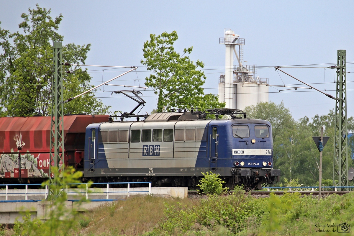 RBH274(91 80 6151 127-8 D-RBH, Henschel 32019, Baujahr 1976) durchfährt am 18.05.2016 Unser-Fritz in Herne. Die BR 151 ist neben der BR181 eine schönsten E-Loks der DB, wobei das RBH-Design ihr nach meiner Meinung sogar am besten stand. 