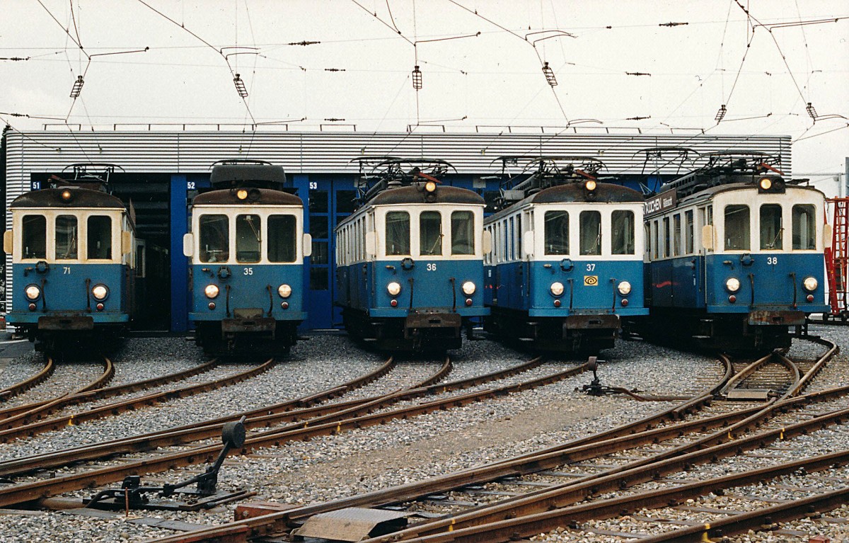 RBS: 100 Jahre Worblentalbahn WT. Heute vor 100 Jahren am 23. August 1913 fuhr der erste Zug durchs Worblental nach Worb. Im Jahre 1987 wurden die letzten  blauen Bhnli  der Muri-Linie durch die neuen Be 4/8 81-89 abgelst und am 31. Januar 1988 war  Ds blaue Bhnli  auf der Murilinie zum allerletzten Mal unterwegs. Fr diesen besonderen Anlass wurde noch einmal die Fahrdrahtspannung von 800 Volt eingeschaltet. Im Februar 1988 prsentierten sich zum letzten Mal die Triebwagen Be 4/4 71 (1925), BDe 4/4 35 (1930), BDe 4/4 36 (1913), BDe 4/4 37 (1913) und BDe 4/4 38 (1913) vor der neuen Wageneinstellhalle in Worb Dorf.
Foto: Walter Ruetsch
