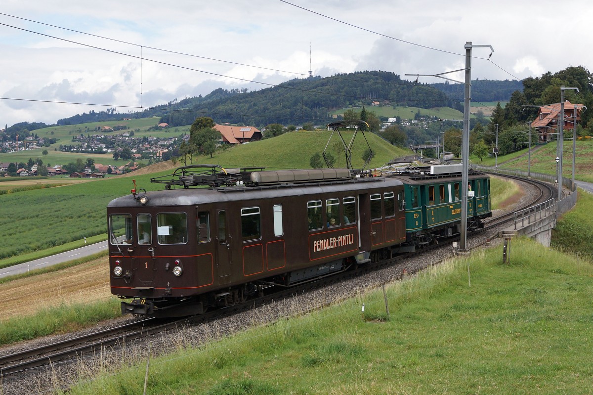 RBS: 100 Jahre Worblentalbahn WT. Nostalgiezug mit Bre 4/4 1  PENDLER-PINTLI  und CFe 4/4 11  HOSCHTET-SCHNAEGG  bei Vechigen am 25. August 2013.
Foto: Walter Ruetsch
