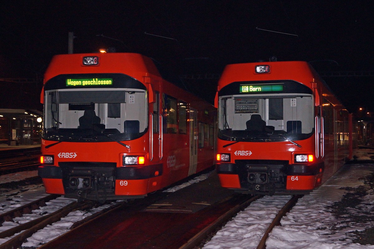 RBS: Auf der Linie Solothurn (RE) wurden smtliche ABe 4/12  LAPrima  durch die neuen NEXT ersetzt. Ab dem 14. Oktober 2013 verkehren diese modernisierten Fahrzeuge auf der S8 als  Seconda , das heisst ohne Abteil der ersten Klasse. Am frhen Morgen des 28. Februar dieses Jahres standen im Bahnhof Solothurn noch zwei  LAPrima -Doppeltraktionen fr die Abfahrt nach Bern bereit. Am Schluss des Zuges waren die ABe 4/12 69 und 64 eingereiht.
Foto: Walter Ruetsch   