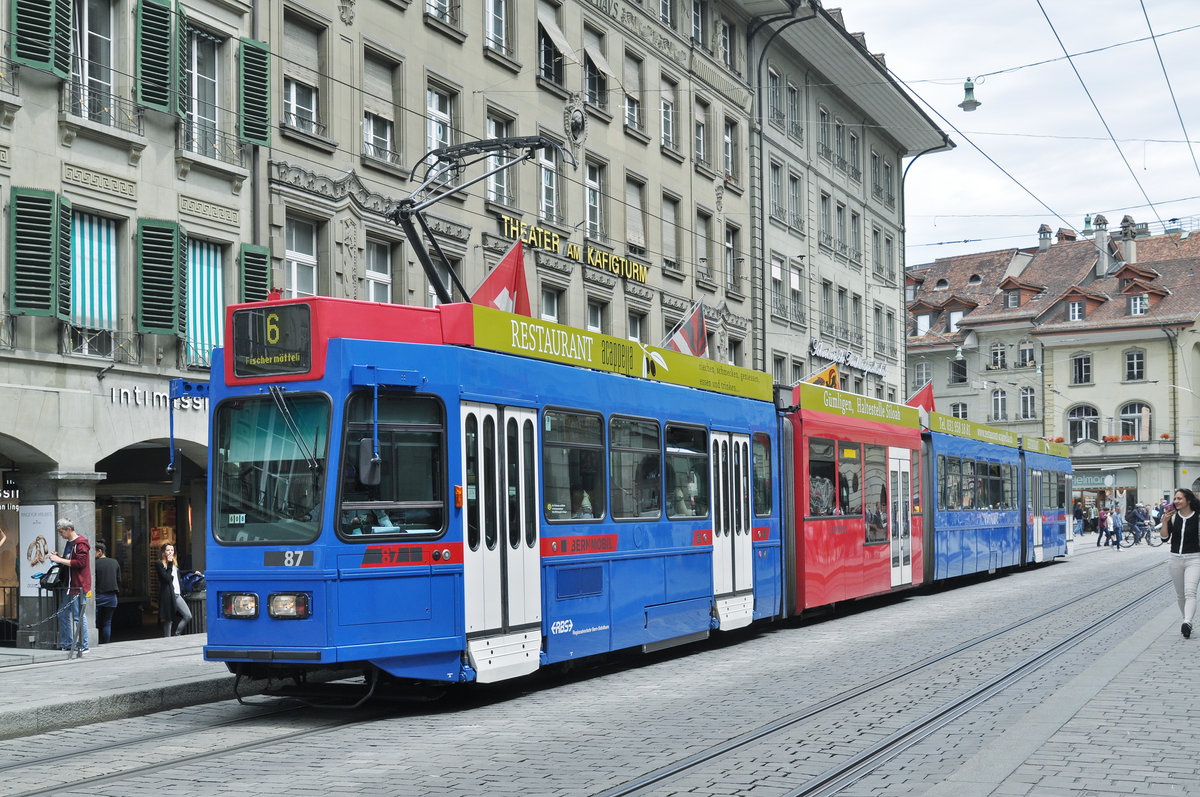 RBS Be 4/10 87, auf der Linie 6, bedient die Haltestelle beim Theater Käfigturm. Die Aufnahme stammt vom 09.06.2017.