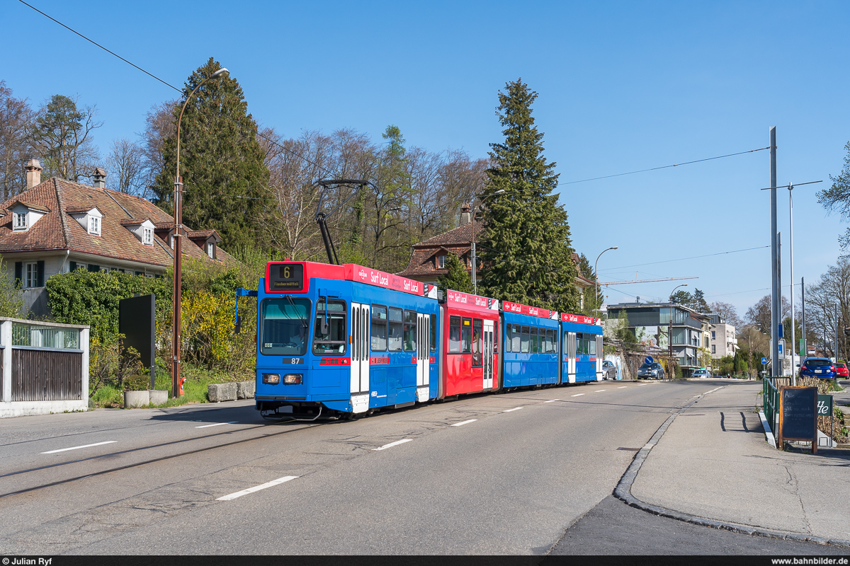 RBS Be 4/10 87 auf der Linie 6 von Worb Dorf nach Bern Fischermätteli am 25. April 2021 unterwegs auf dem noch eingleisigen Abschnitt in der Thunstrasse zwischen Muri und Egghölzli.