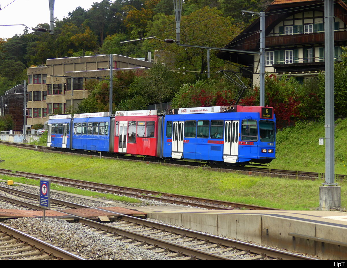 RBS - Be 4/10 88  unterwegs bei Gümligen am 2024.10.04 .. Standort des Fotografen auf dem Perron 2 im Bhf. Gümligen