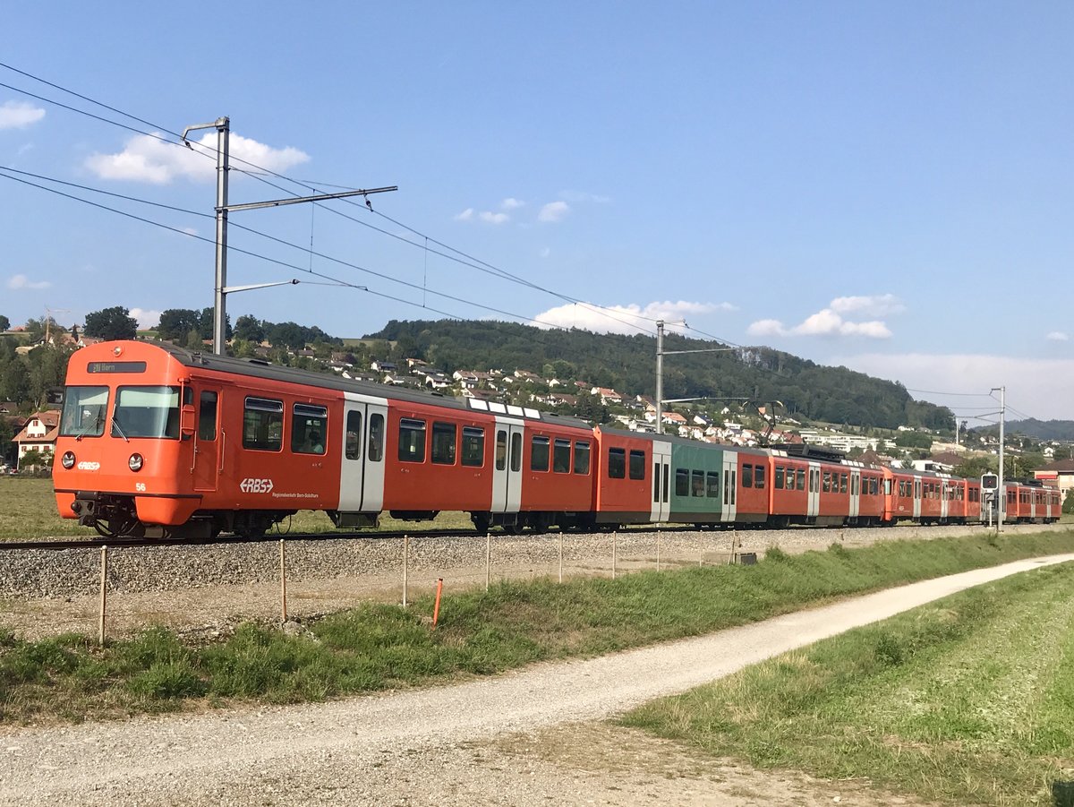 RBS Be 4/12  56 in Doppeltraktion mit Be 4/12 43 am 21.8.18 als S7 nach Bern, zwischen Stettlen und Deisswil.