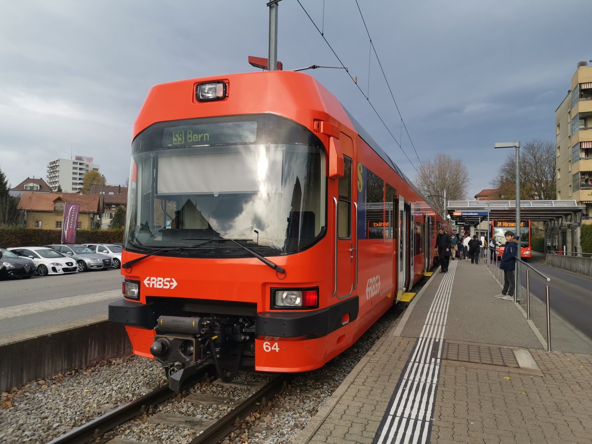 RBS Be 4/12 64  Ostermundigen  steht als S9 im Bahnhof Unterzollikofen