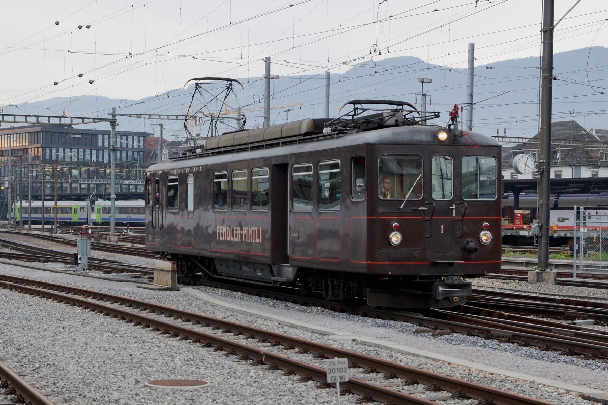 RBS: Bre 4/4 1  BUFFETTRIEBWAGEN  beim Verlassen des Hauptbahnhofs Solothurn am 3. November 2015. Für diese Sonderfahrt stand als Lokführer der Eisenbahnfreund und Bahnfotograf Urs Aeschlimann im Dienst.
Foto: Walter Ruetsch