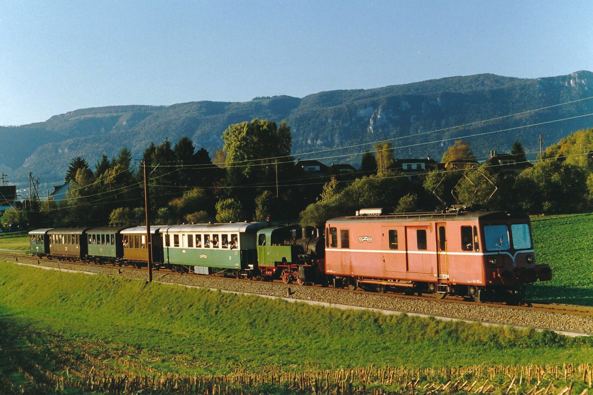 RBS: De 4/4 103 als Vorspann des Dampfzuges mit der G 2/2 101 (ex MEG)  FEURIGER ELIAS  bei Solothurn im September 1988.
Foto: Walter Ruetsch 