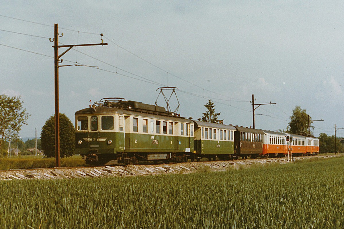 RBS: Der Regionalverkehr Bern-Solothurn hat im Jahre 2013 24.2 Mio. Fahrgäste transportiert. Das sind 300'000 oder 1,3 Prozent mehr als im Vorjahr. Mit seinen 400 Angestellten gehört der RBS zu den am stärksten frequentierten Privatbahnen der Schweiz. 1984 haben sich die Solothurn-Zollikofen-Bern Bahn (SZB) und die Vereinigten Bern-Worb Bahnen (VBW) zum RBS zusammengeschlossen. Regionalzug mit SZB BDe 4/4 3 zwischen Bätterkinden und Lohn Lüterkofen im Limpachtal unterwegs auf der Fahrt von Bern nach Solothurn im Juni 1983. Die beiden hinter dem Triebwagen eingereihten Personenwagen B4 315 und Br 317 (als PENDLER-PINTLI bekannt), stammen von der ehemaligen Brünigbahn. 
Foto: Walter Ruetsch  