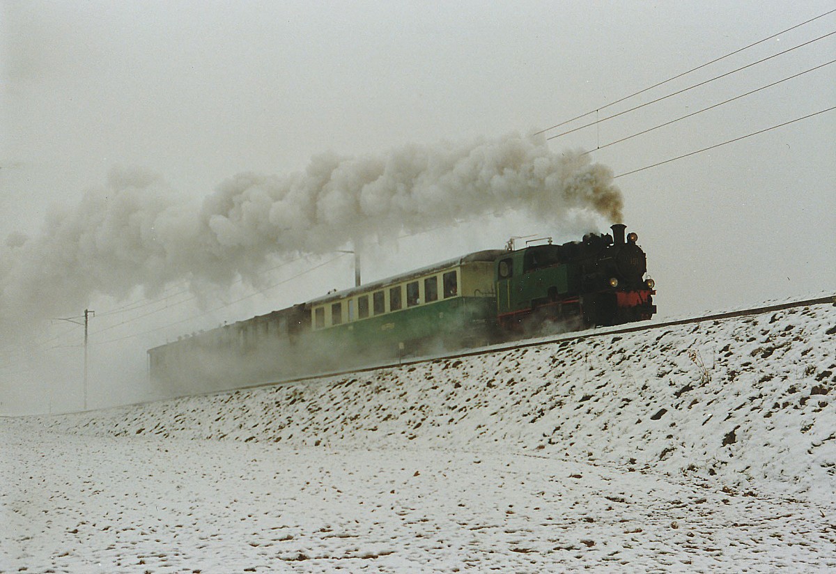 RBS: Die einzige Winterfahrt mit der G 2/2 101 (ex MEG)  FEURIGER ELIAS , fand im Januar 1988 statt. Die Aufnahme entstand auf der Fahrt in Richtung Bern zwischen Bätterkinden und Schalunen.
Foto: Walter Ruetsch