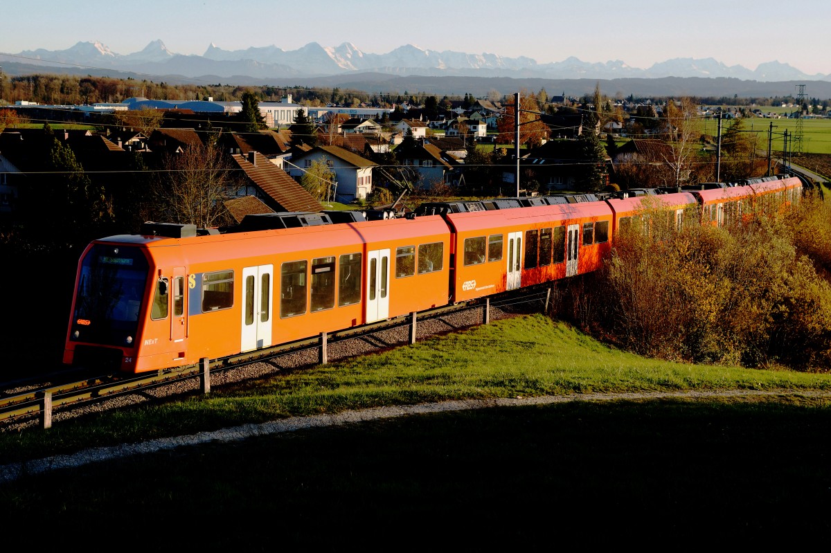 RBS: Doppeltraktion RABe 4/12 NExT in der letzten Abendsonne des 18. November 2015 bei Kräiligen.
Foto: Walter Ruetsch 