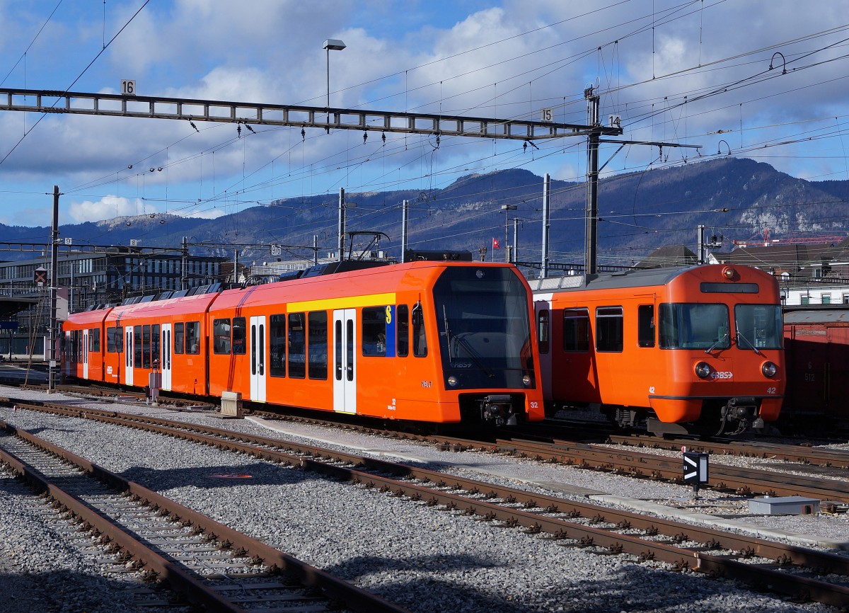 RBS: Elegante und formschöne Fahrzeuge mit einem Altersunterschied von 39 Jahren. Be 4/8 42  Mandarinli  (1974) und RABe 4/12 32  NEXT  (2013) in Solothurn am 9. November 2013.
Foto: Walter Ruetsch
