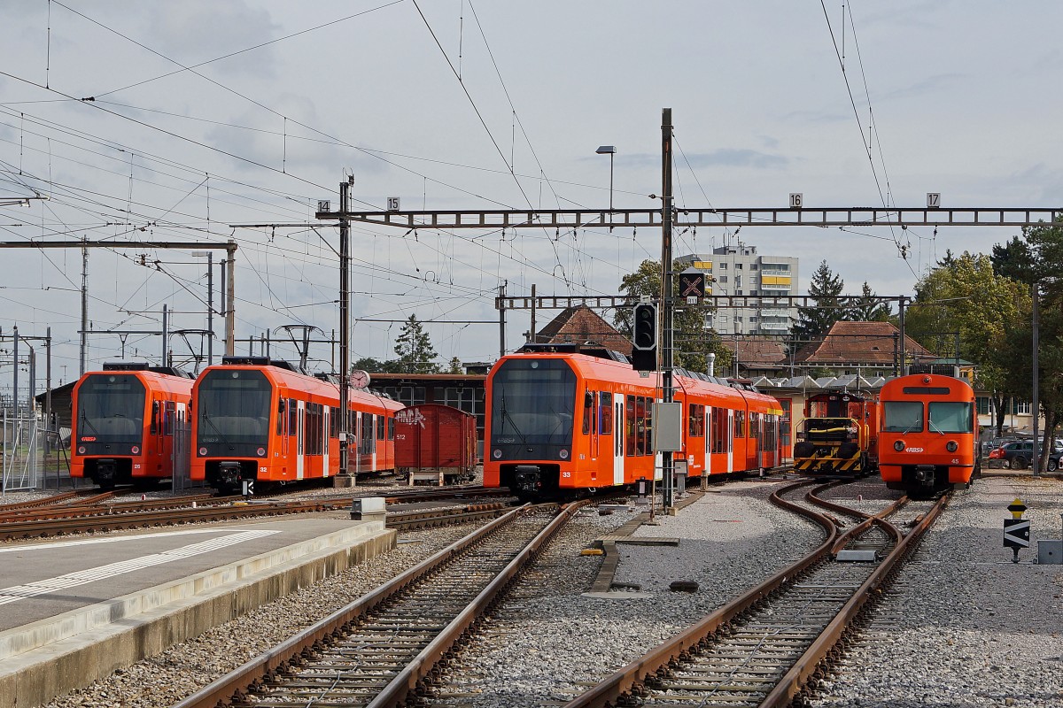 RBS: Hochbetrieb vor dem RBS Depot Solothurn am 15. Oktober 2013. Zur Zeit der Aufnahme waren gleich sechs Geleise belegt mit den  NEXT  26, 32, 33, dem  MANDARINLI  45, einem Bauzug sowie dem G 512.
Foto: Walter Ruetsch 