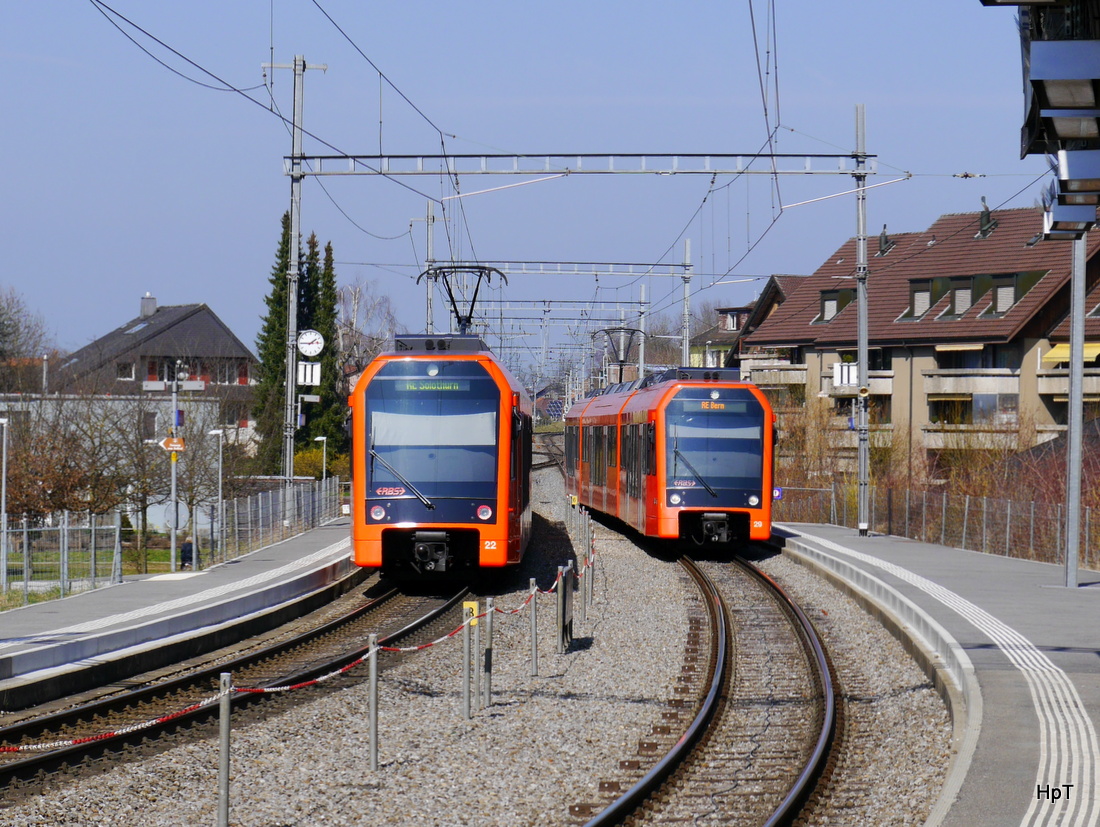 RBS - Kreuzung RABe 4/12 22 und RABe 4/12 29 im Bahnhofsareal Schönbühl am 23.03.2015