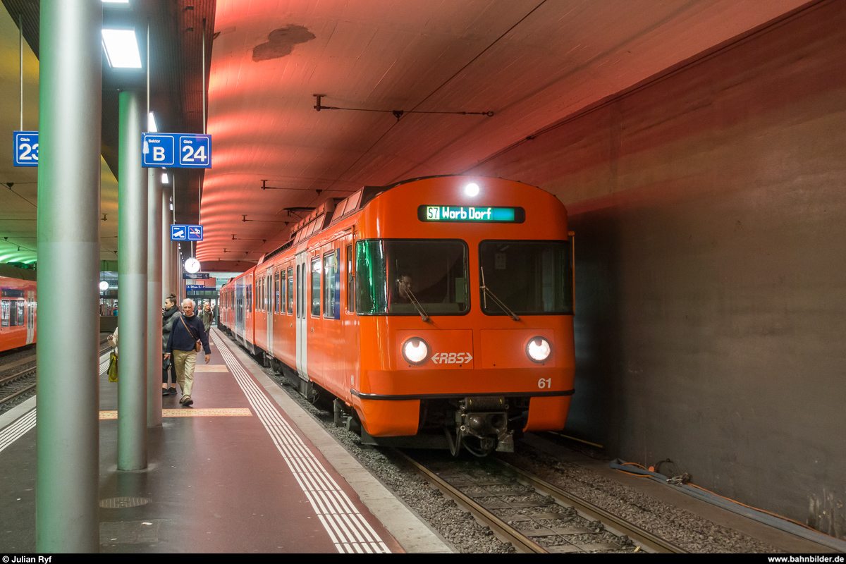 RBS Mandarinli 61 am 27. Oktober 2018 als S7 nach Worb Dorf im RBS-Bahnhof Bern. Der 1965 eröffnete Bahnhof platzt heute aus allen Nähten, weshalb er in den nächsten Jahren durch einen Neubau ersetzt wird. Die Mandarinli-Züge werden den neuen Bahnhof aber nicht mehr miterleben, sie werden bereits ab 2019 durch die neuen Worbla-Züge ersetzt.