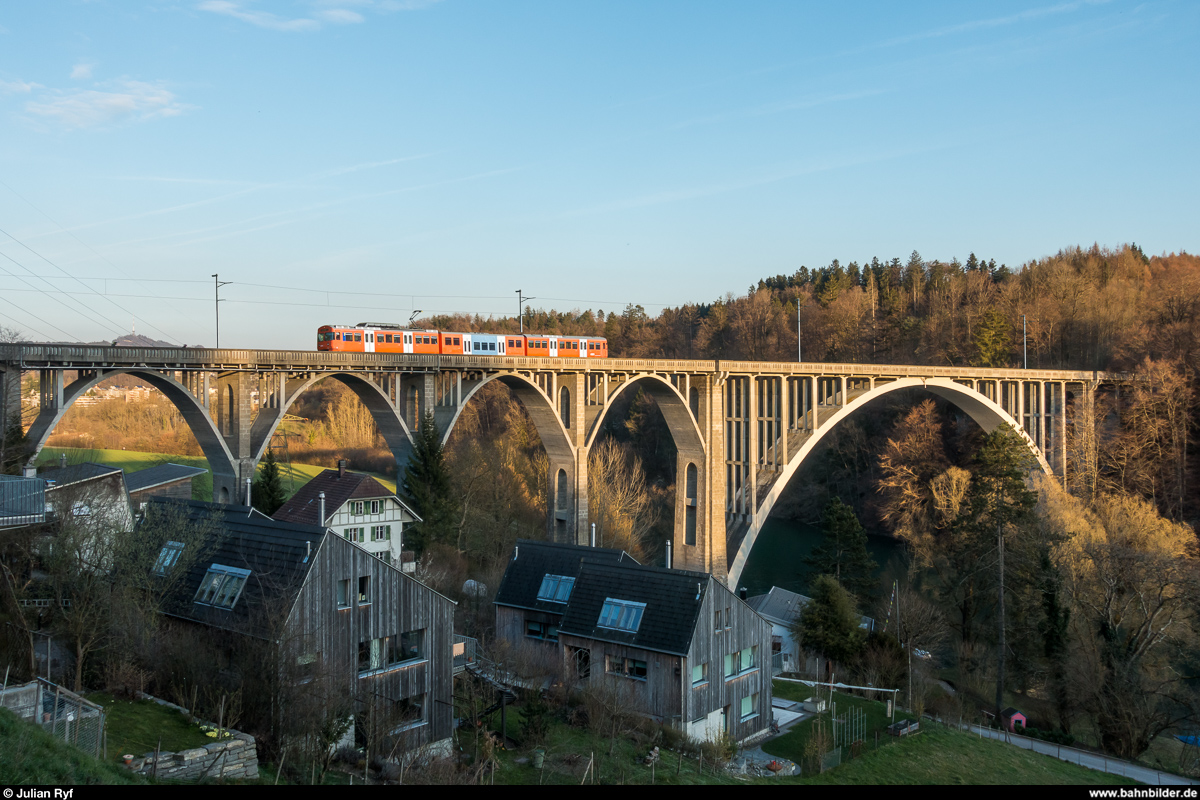 RBS Mandarinli Be 4/12 52 als S10 Bern RBS - Wohlen am 1. April 2020 auf der Halenbrücke.