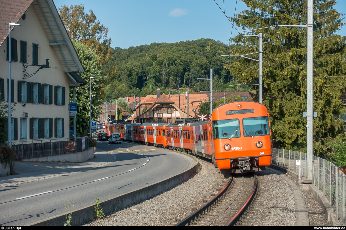 RBS Mandarinli Be 4/12 54 mit Schwesterfahrzeug am 27. August 2018 in Boll. Nicht nur die Mandarinli werden bald verschwinden, auch die Ortsdurchfahrt Boll mit den drei unbeschrankten Bahnübergängen soll in den nächsten Jahren verlegt werden.