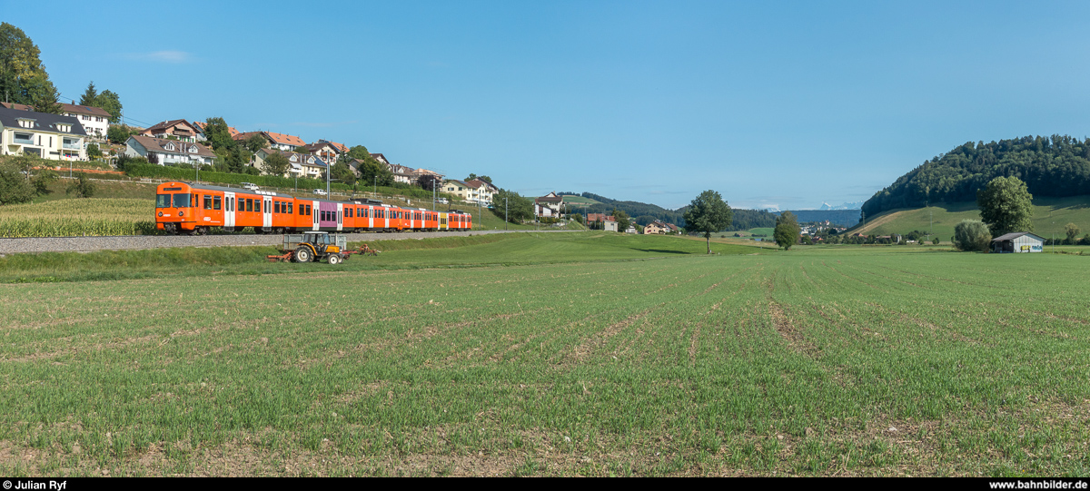 RBS Mandarinli Be 4/12 57 und 53 am 27. August 2018 im Stettlenmoos zwischen Boll und Stettlen.
