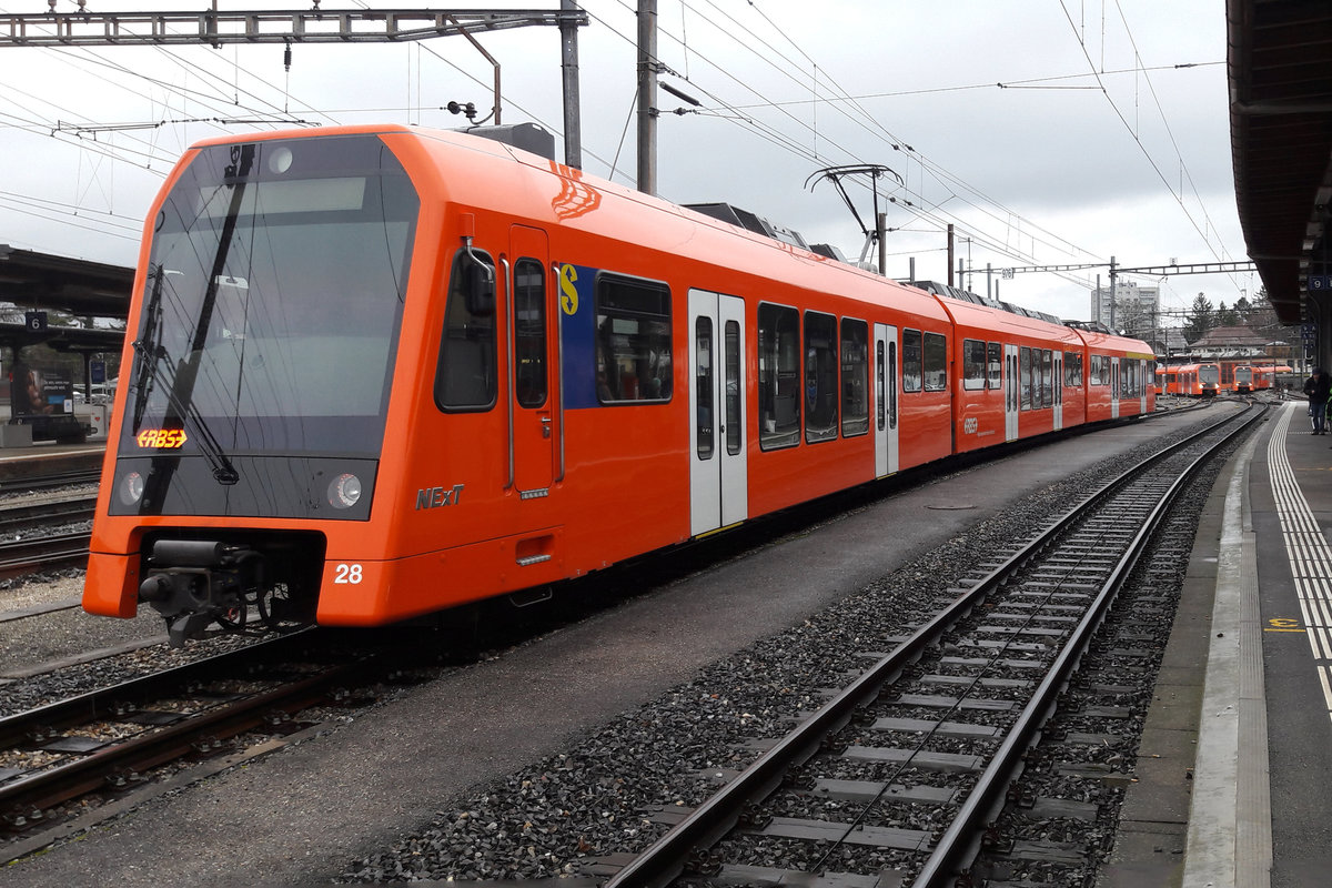 RBS: MOMENTAUFNAHME IN LETZTER SEKUNDE MIT DEM HANDY.
RABe 4/12 28 NEXT auf dem Rangiergeleise in Solothurn-HB am 16. Dezember 2017.
Im Hintergrund ist eine Paralleleinfahrt von einem Regio Express aus Bern sowie eines weiteren Triebzuges auf Rangierfahrt erkennbar. Solche Zufallsmomente sind sehr selten fotografierbar.
Foto: Walter Ruetsch  
