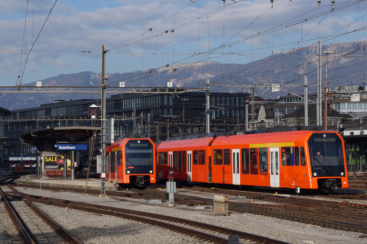 RBS: Nach der Ankunft in Doppeltraktion konnten am 27. Februar 2017 die beiden RABe 4/12 NExT per Zufall während der Abfahrt nach Bern sowie der Dienstfahrt in den Unterhalt werden.
Foto: Walter Ruetsch 
