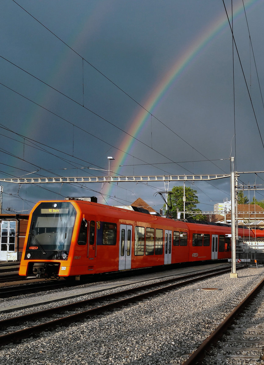 RBS: NExT unter den zwei Regenbogen.
RABe 4/12 32 NExT als Re 8 1202 bei der Ausfahrt Solothurn auf der Fahrt nach Bern am 20. Mai 2017.
(Einmalige Momentaufnahme mit dem Handy)
Foto: Walter Ruetsch