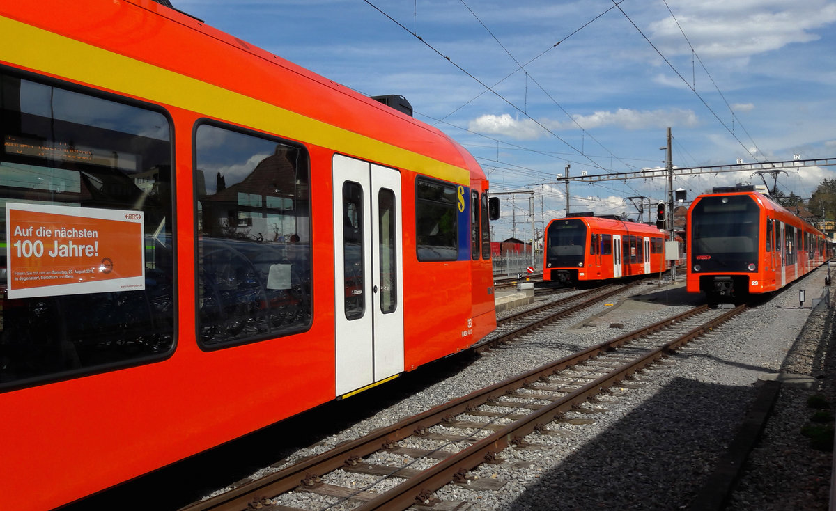RBS: NUR NOCH VIER MAL SCHLAFEN BIS ZUR GROSSEN JUBILÄUMSFEIER
 100 JAHRE REGIONALVERKEHR BERN-SOLOTHURN .
Bereits seit mehreren Wochen wird in den modernen orangen Zügen auf diesen besonderen Anlass hingewiesen, wie hier am 12. April 2016 beim Zusammentreffen der drei Niederflurzüge NExT (RABe 4/12 Nr. 33, 23 und 29) in Solothurn-HB.
Foto: Walter Ruetsch
