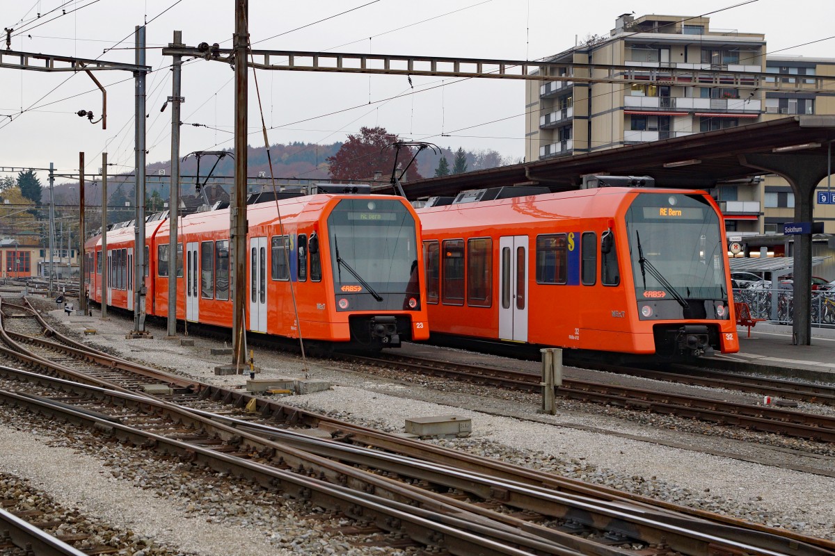 RBS: RABe 4/12 23 und RABe 4/12 32 NExT in Solothurn Hauptbahnhof am 3. November 2015.
Foto: Walter Ruetsch