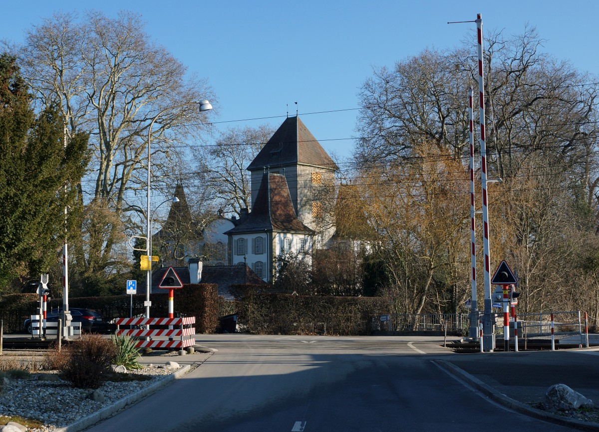 RBS:  Schloss Jegenstorf  Fotogener RBS-Bahnübergang mit Schloss Jegenstorf am 14. Dezember 2015. 
Foto: Walter Ruetsch