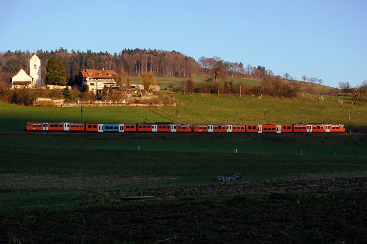 RBS:  Sonne und Schatten  Die S7 befindet sich auf der Sonnenseite. Die Frequenzen wachsen von Jahr zu Jahr und neues Rollmaterial ist in Evaluation. Die Doppeltraktion der S7 bestehend aus Be 4/12 MANDARINLI ist am 14. Dezember 2015 im allerletzten Abendlicht bei Vechigen verewigt worden.
Foto: Walter Ruetsch 