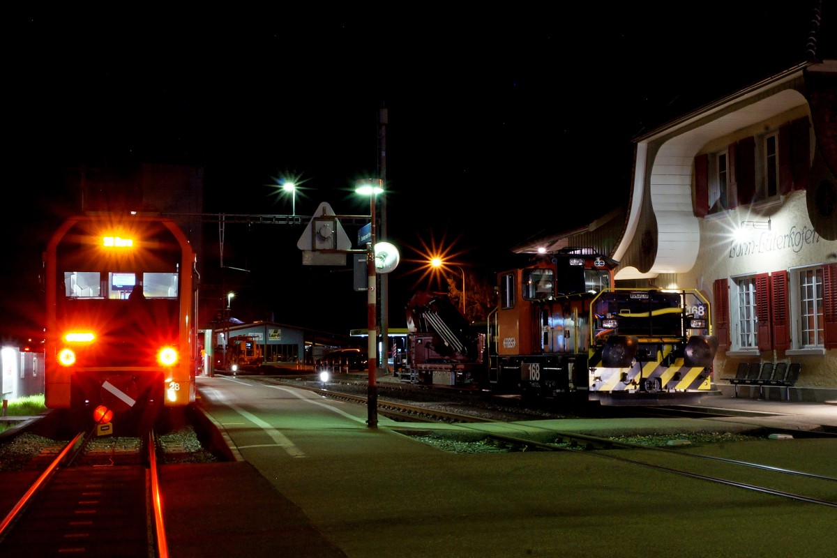 RBS: Streckensperrung auf dem Streckenabschnitt Solothurn HB-Lohn Lüterkofen infolge Gleisbauarbeiten während den Wochen 15 und 16 2015. Ab 21.00 Uhr bis Betriebsschluss wurde die Bahn durch Busse ersetzt. Bei solchen Arbeiten, die leider oft während der Nacht stattfinden, gelangen oft einzelne interessante Fahrzeuge zum Einsatz, die am dem Tag meist unbeachtet auf Abstellgeleisen rumstehen. Der RABe 4/12 28  NEXT  (RE der S8) sowie ein Bauzug mit dem Tmf 2/2 168  MORITZ  warteten am 13. April 2015 gemeinsam auf dem Bahnhof Lohn Lüterkofen auf ihre nächsten Einsätze.
Foto: Walter Ruetsch  